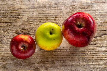 three apples of different colors and sizes