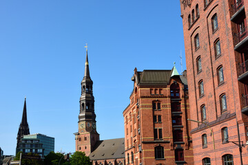 Fototapeta premium Kannengießer-Brücke und St Katharinen Kirche in hamburger speicherstadt, deutschland