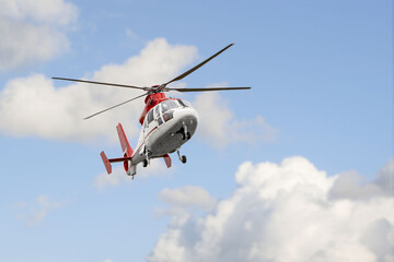 Rettungshelikopter im Landeanflug