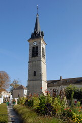 Fototapeta premium Ville de Melun, clocher de l'église et son jardin fleuri, département de Seine-et-Marne, France