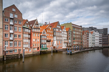 Fototapeta na wymiar Hamburger Stadtimpressionen Fleetansicht der Altstadthäuser in der Deichstraße