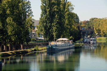Fototapeta na wymiar Ville de Melun, péniches amarées au bords du canal, département de Seine-et-Marne, France