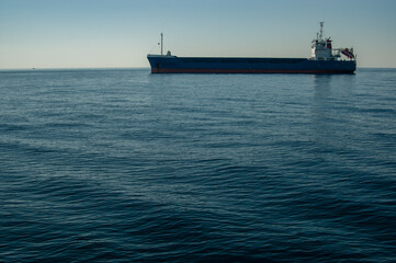 Buque de carga en mar en calma