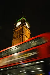 Foto op Plexiglas kielzog van rode bus die & 39 s nachts langs de Big Ben en het Britse parlement rijdt. London, Verenigd Koninkrijk © ueuaphoto