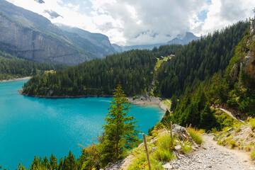 Obraz premium beautiful blue lake Oeschinensee in the Swiss Alps, with mountains in the background