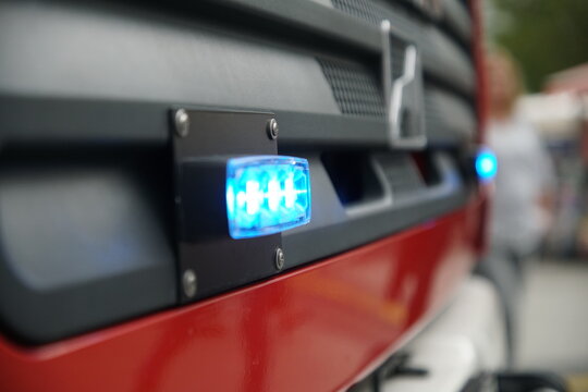 Nahaufnahme des Frontblitzer Blaulicht an einem Feuerwehrauto (HLF, Hilfeleistungsl&ouml;schgruppenfahrzeug) 