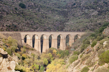 Fototapeta na wymiar Aqueduct bridge of the abandoned train over the Jerte river as it passes through the city of Plasencia