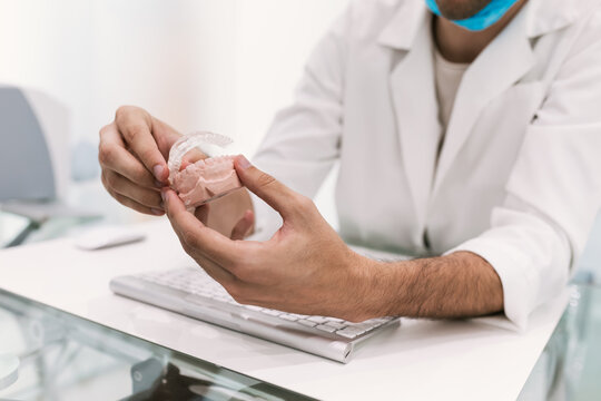 Dentist teaching the Discharge Splint