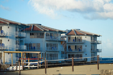 Fototapeta na wymiar Hotel en la costa marina