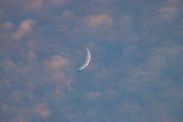 Obraz na płótnie Canvas Luna crescente tra le nuvole