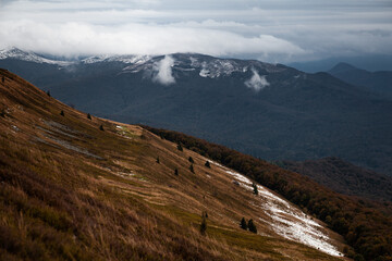 Zbocze Połoniny Caryńskiej z Tarnicą w tle, Bieszczady, Polska	
