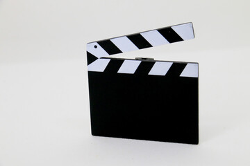 clap de cinéma sur fond blanc