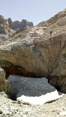 Montaña. Roca y nevero