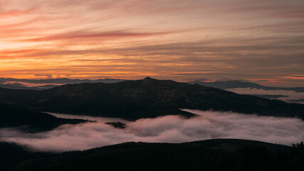 Atardecer con mar de nubes