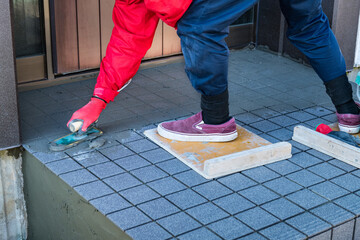 玄関階段改修タイル貼り目地詰め作業