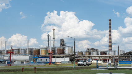 Obraz premium Industrial furnace and heat exchanger cracking hydrocarbons in factory on blue sky background, Close-up of equipment in petrochemical plant. Industry and ecological problem concepts.