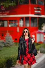 Keuken spatwand met foto jonge vrouw in de buurt van Engelse bus. De rode bus van Londen - meisje dat van het leven geniet. Mooie lachende vrouw in Londen, Engeland, Verenigd Koninkrijk. Vrouw joggen training in de stad met rode dubbeldekker bus © Olga Mishyna