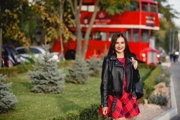 Poster jonge vrouw in de buurt van Engelse bus. De rode bus van Londen - meisje dat van het leven geniet. Mooie lachende vrouw in Londen, Engeland, Verenigd Koninkrijk. Vrouw joggen training in de stad met rode dubbeldekker bus © Olga Mishyna
