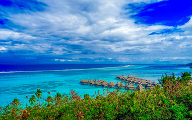 Frans Polynesië, Moorea Eiland. Uitzicht op een strandresort