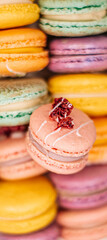 Obraz na płótnie Canvas Macarons Muster auf weißem Hintergrund. Bunte französische Desserts. Ansicht von oben 