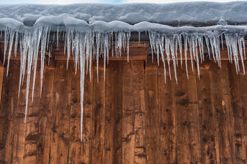 Eiszapfen vor Holzwand