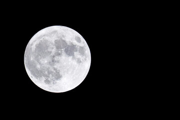 夜空に浮かぶ満月