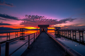 Obraz premium The background of the morning light, the wallpaper of the Twilight sky, the lake or the sea, is a natural beauty, seen between travel.