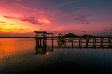 The background of the morning light, the wallpaper of the Twilight sky, the lake or the sea, is a natural beauty, seen between travel.