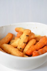 陶器に入った色々な味のあられです