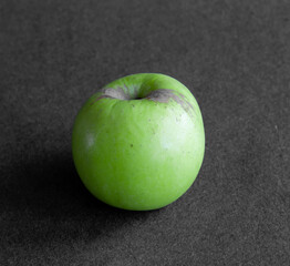 Manzana verde con fondo negro