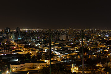 Fototapeta na wymiar Guayaquil de noche