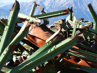 Schrott Alteisen abgebaute Seilbahn Lift Anlage in Tirol &Ouml;sterreich in der N&auml;he von Innsbruck unterhalb vom Patscherkofel gegen&uuml;ber dem Karwendel Gebirge