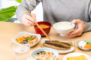 朝食を食べる男性