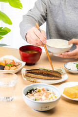 朝食を食べる男性