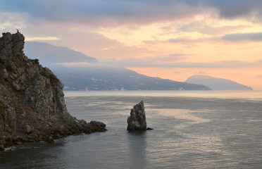 Naklejka premium Rock Sail in the waters of the Black sea at the castle swallow's nest in the early morning