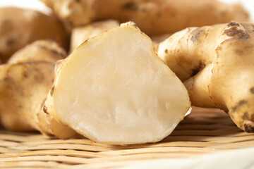 菊芋（キクイモ・きくいも）の断面　学名：Helianthus tuberosus、日本、冬、イヌリンを含む健康野菜