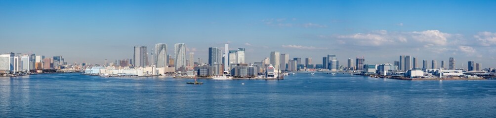 Fototapeta na wymiar 東京港、埠頭、運河、高層ビル、パノラマ