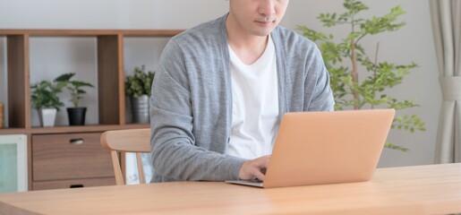 Fototapeta na wymiar 自宅でパソコン作業をするアジア人男性