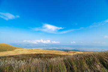 Obraz premium 秋のミルクロードから見る阿蘇市街と阿蘇五岳