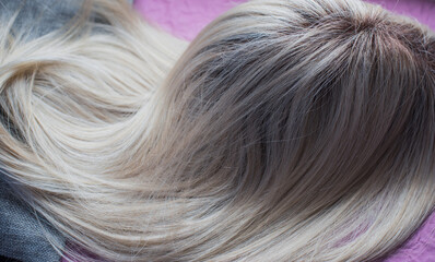 Naklejka premium Wigs, natural and synthetic hair. Women's beauty concept. Close up photo of wig, hair for ladies