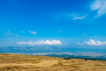 秋のミルクロードから見る阿蘇市街と阿蘇五岳
