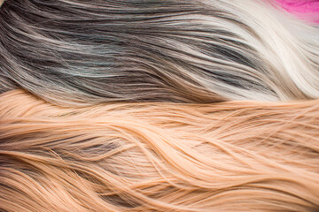 Naklejka premium Wigs, natural and synthetic hair. Women's beauty concept. Close up photo of wig, hair for ladies