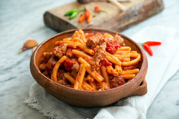 Pasta casereccia con sugo di salsiccia, cucina rustica italiana