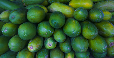 raw papaya in the market