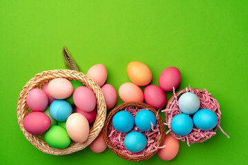 Fototapeta na wymiar Easter eggs in a nest on green background