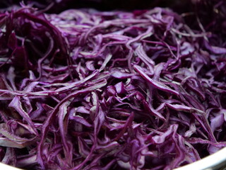 Aufgeschnittener Rotkohl, auch Rotkraut oder Blaukraut genannt, für Salat oder klassisch gegart