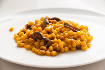 Deliziosa fregola ai funghi, cucina della Sardegna 
