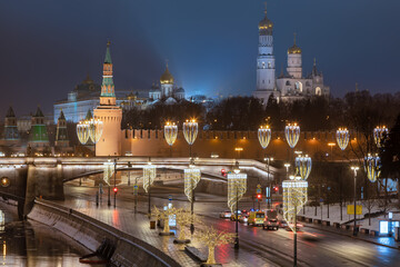 Fototapeta na wymiar Moskvoretskaya embankment and Kremlin in winter