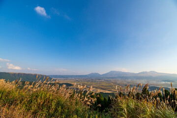 秋の大観峰から見る阿蘇市街と阿蘇五岳【熊本県】