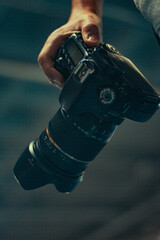 Camara fotografica en la mano.